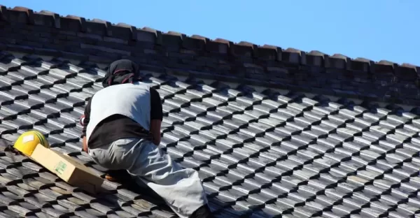 屋根の瓦の修理すべき時期とは？業者依頼時の注意点について解説！